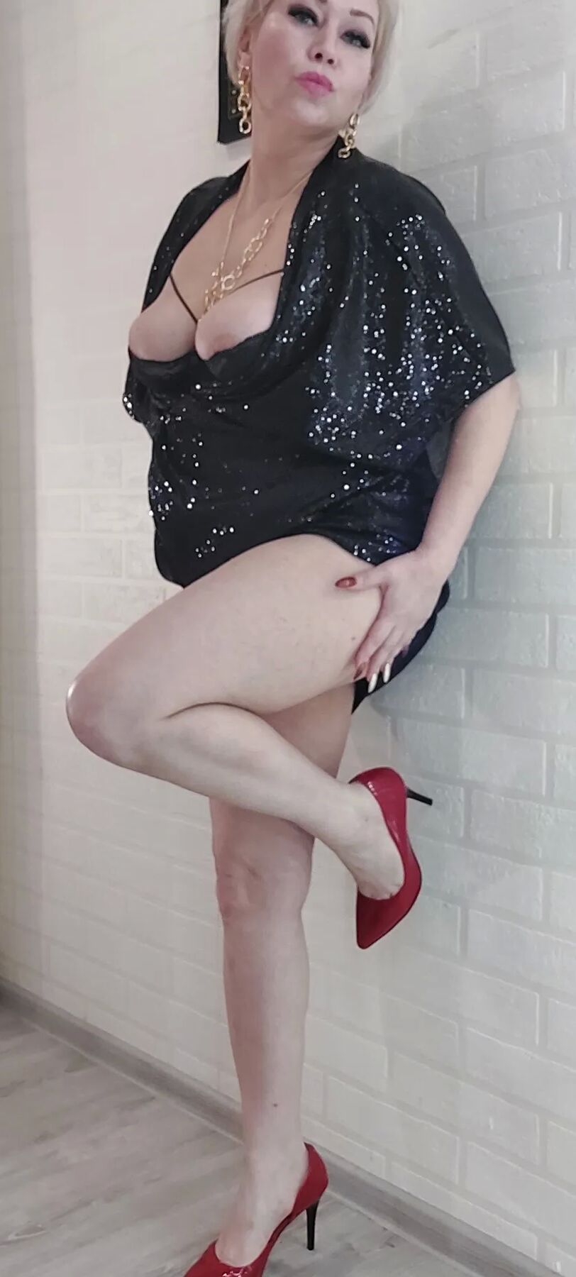Mature bitch Aimee Hot MILF likes to posing ))