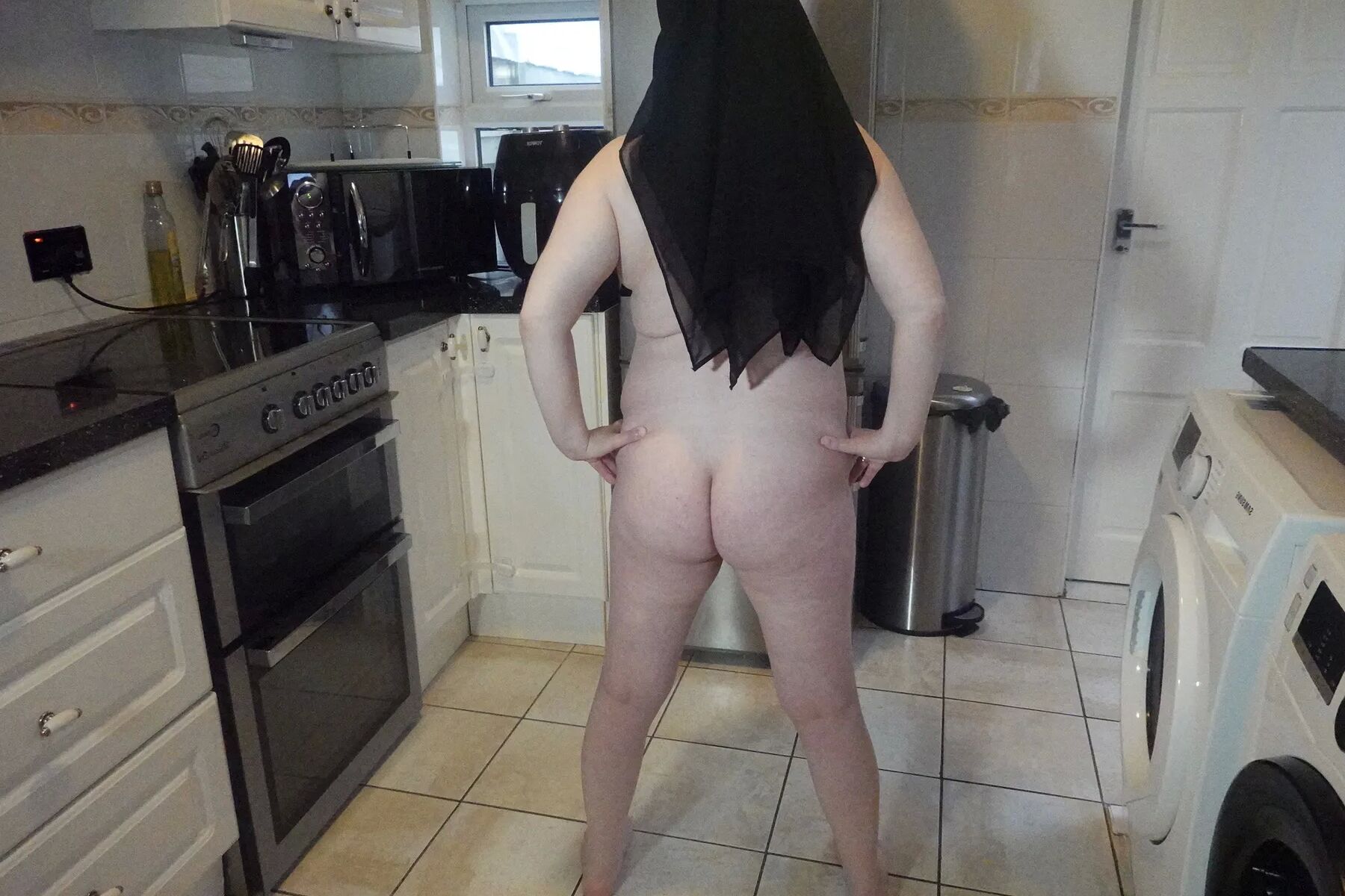 Posing fully nude in Niqab