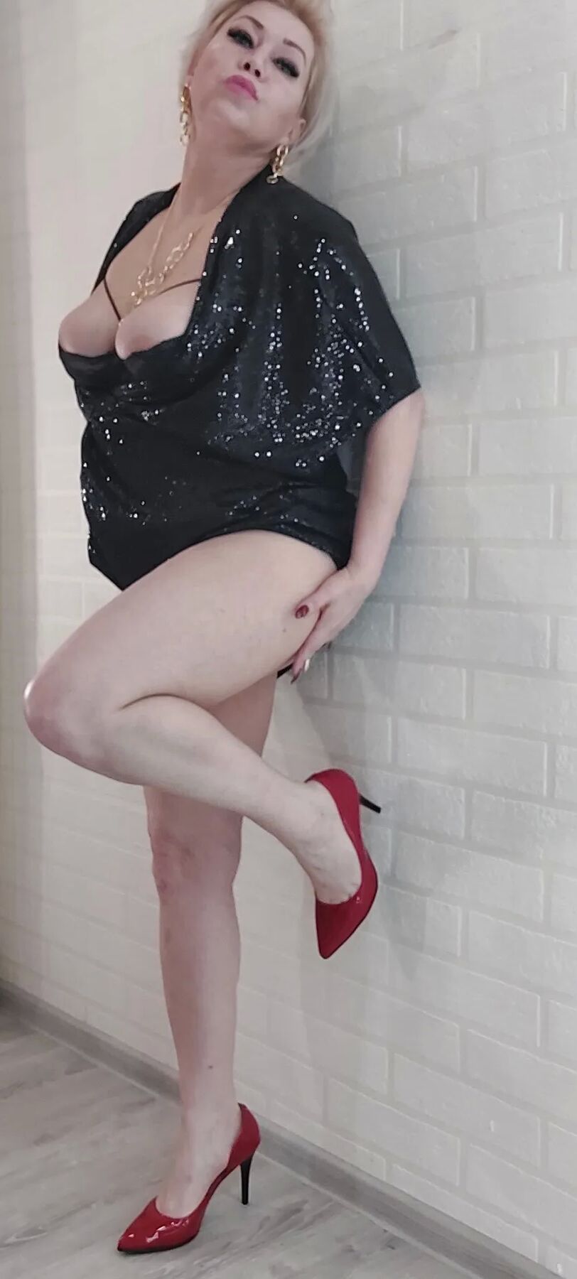 Mature bitch Aimee Hot MILF likes to posing ))
