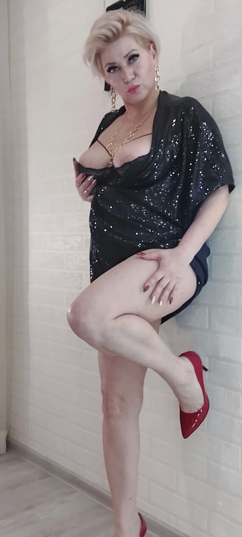 Mature bitch Aimee Hot MILF likes to posing ))