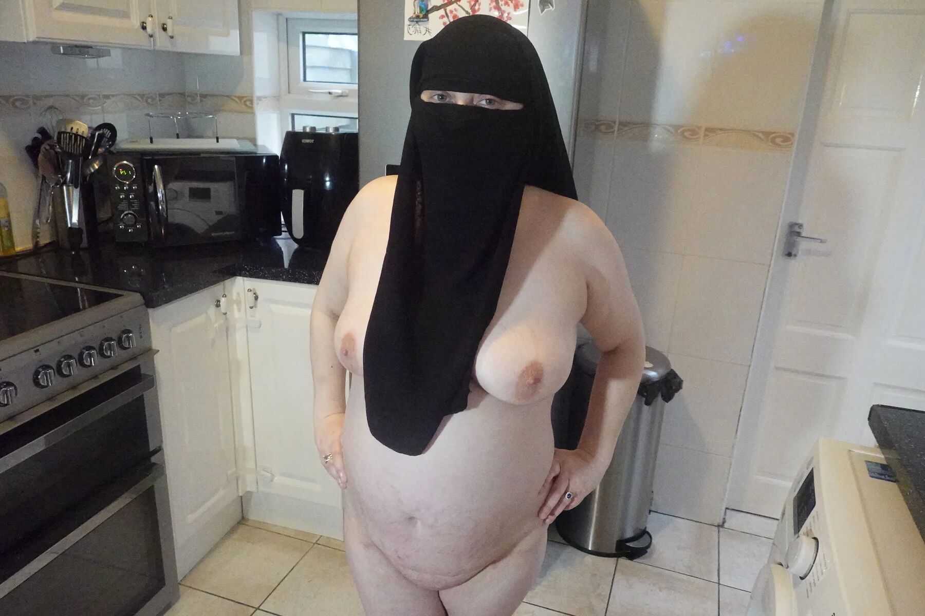 Posing fully nude in Niqab