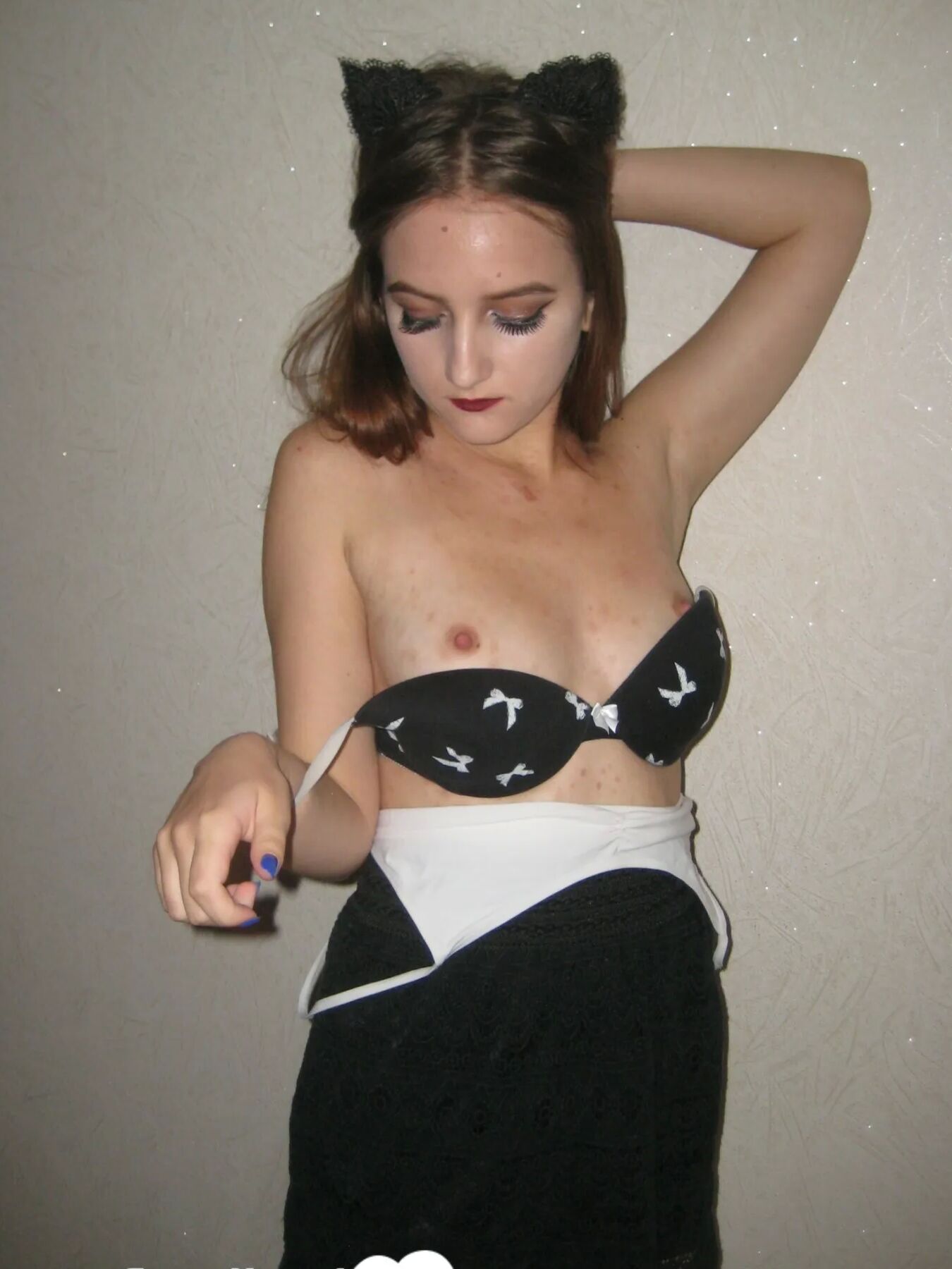 Kinky girlfriend in stockings displaying her amazing legs