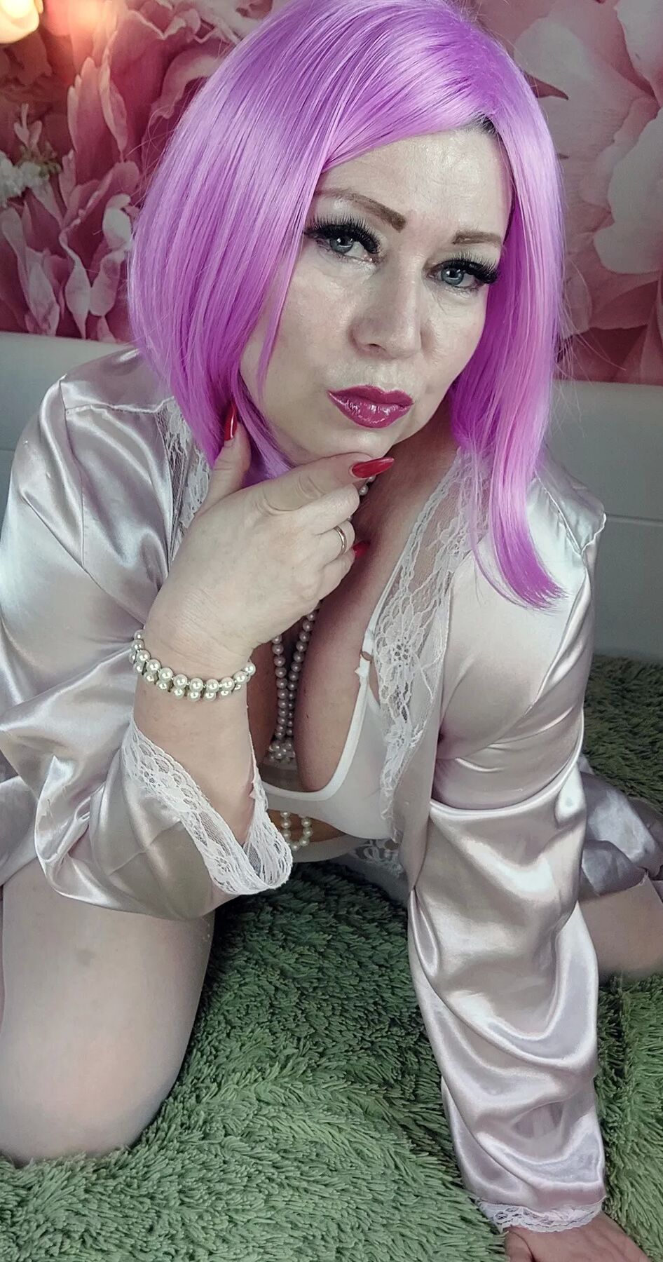Sometimes my mature bitch wife likes kitsch ))