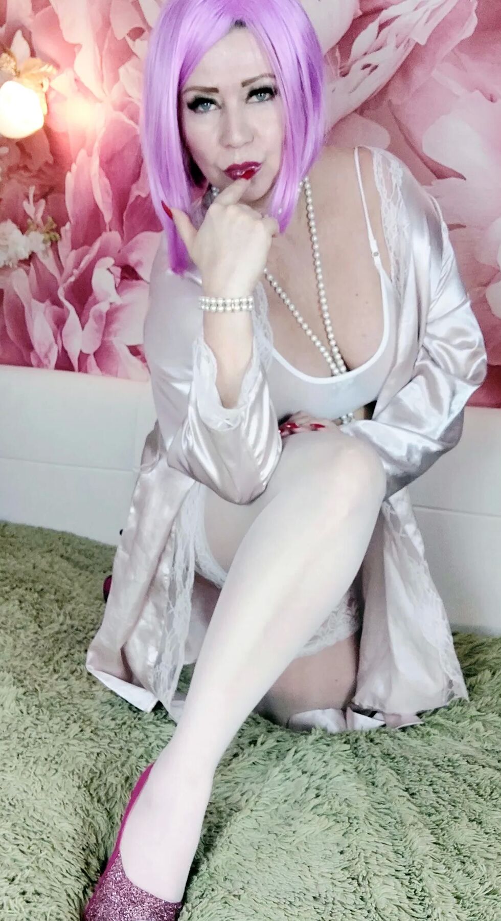 Sometimes my mature bitch wife likes kitsch ))