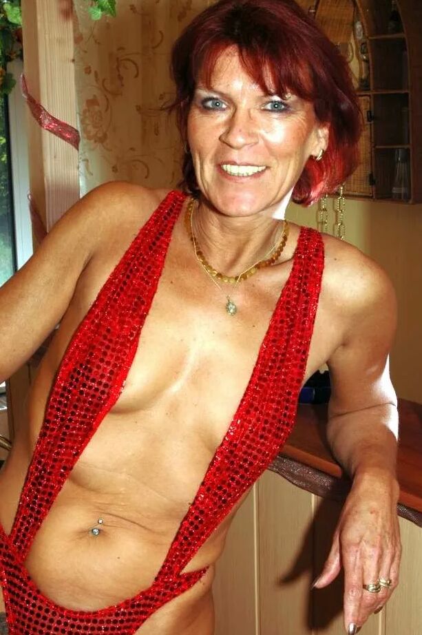 Photo shoot with german amateur redhead MILF Angela