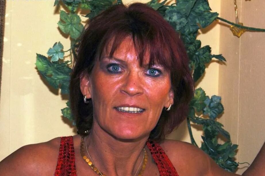 Photo shoot with german amateur redhead MILF Angela