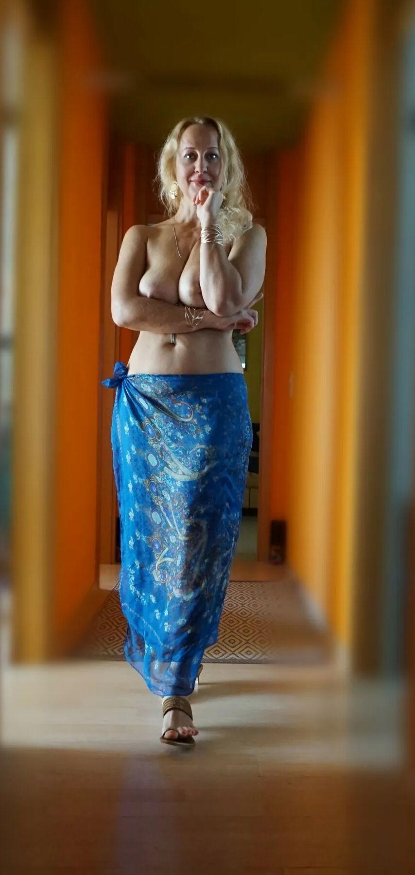 Selena's exiting posing