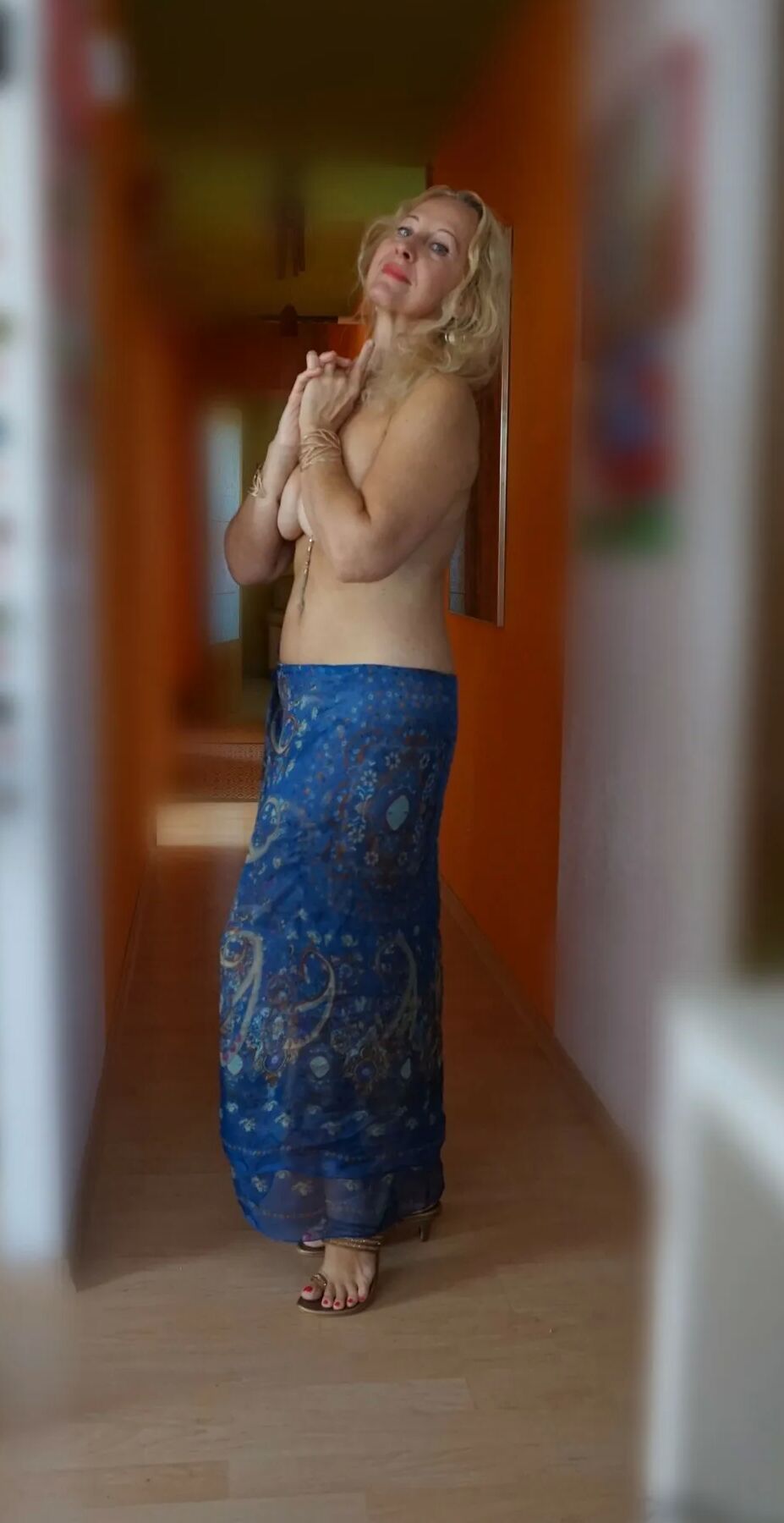 Selena's exiting posing