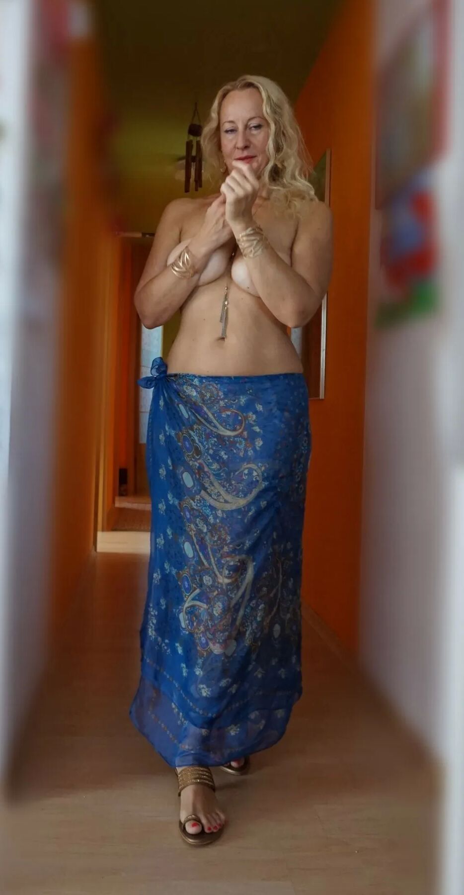 Selena's exiting posing