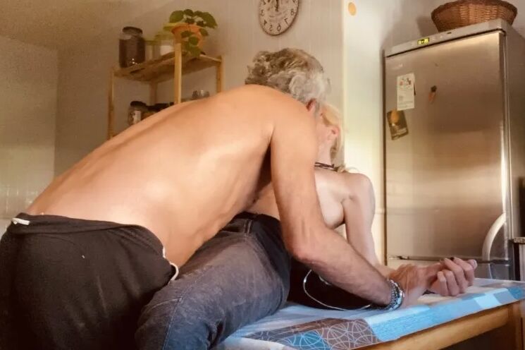 EATING PUSSY WHIT CREAM SPRAY ( by WILDSPAINCOUPLE )