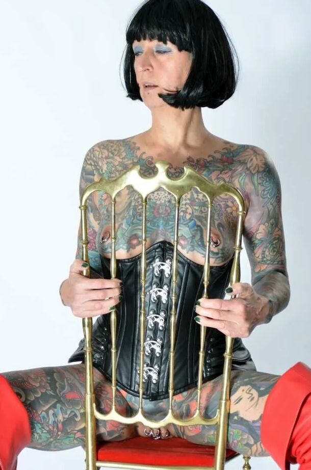 Photo shoot with full body tattooed MILF Cleo - 2