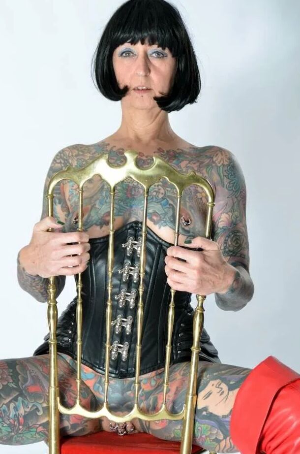 Photo shoot with full body tattooed MILF Cleo - 2