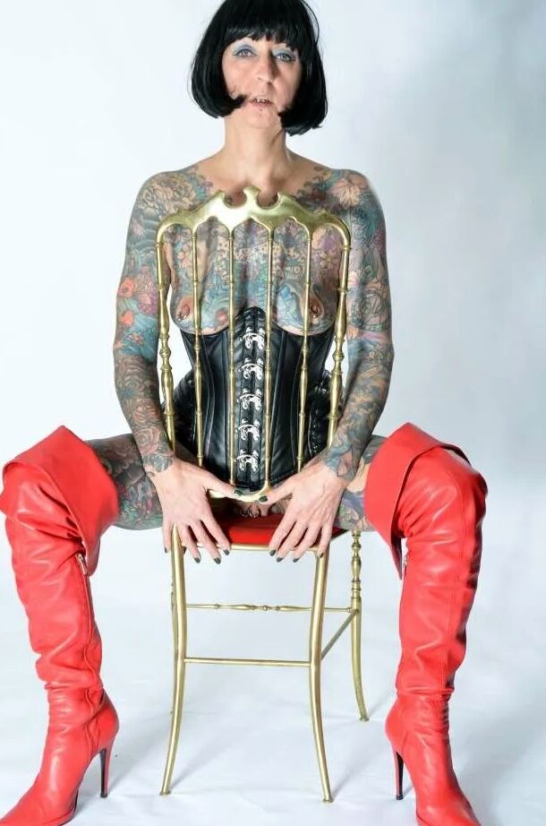 Photo shoot with full body tattooed MILF Cleo - 2