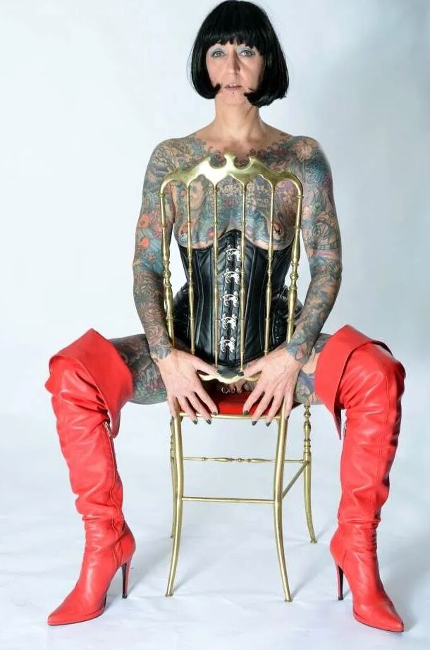 Photo shoot with full body tattooed MILF Cleo - 2