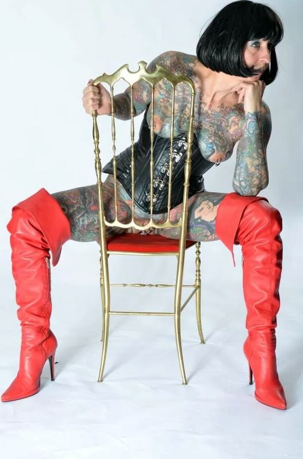 Photo shoot with full body tattooed MILF Cleo - 2