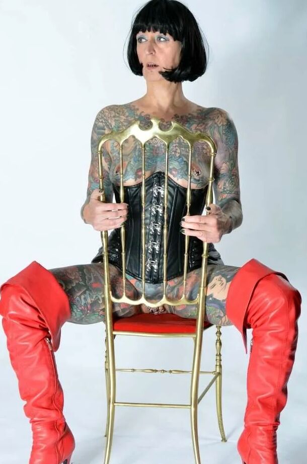 Photo shoot with full body tattooed MILF Cleo - 2