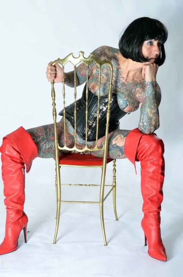 Photo shoot with full body tattooed MILF Cleo - 2