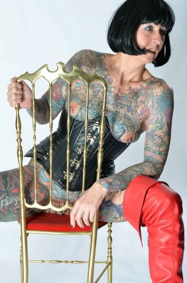 Photo shoot with full body tattooed MILF Cleo - 2