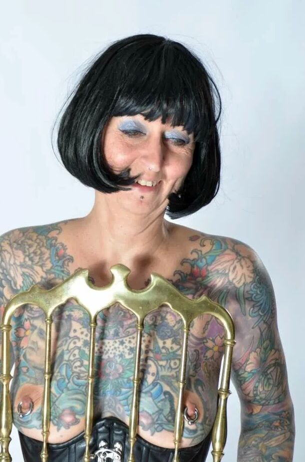 Photo shoot with full body tattooed MILF Cleo - 2