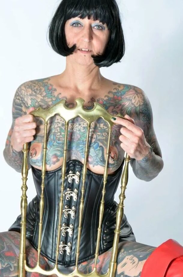 Photo shoot with full body tattooed MILF Cleo - 2