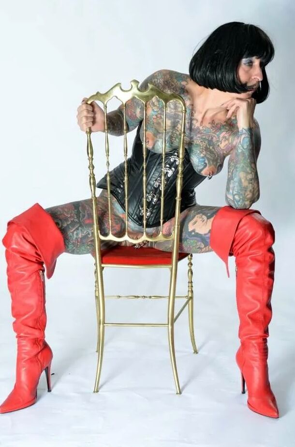 Photo shoot with full body tattooed MILF Cleo - 2