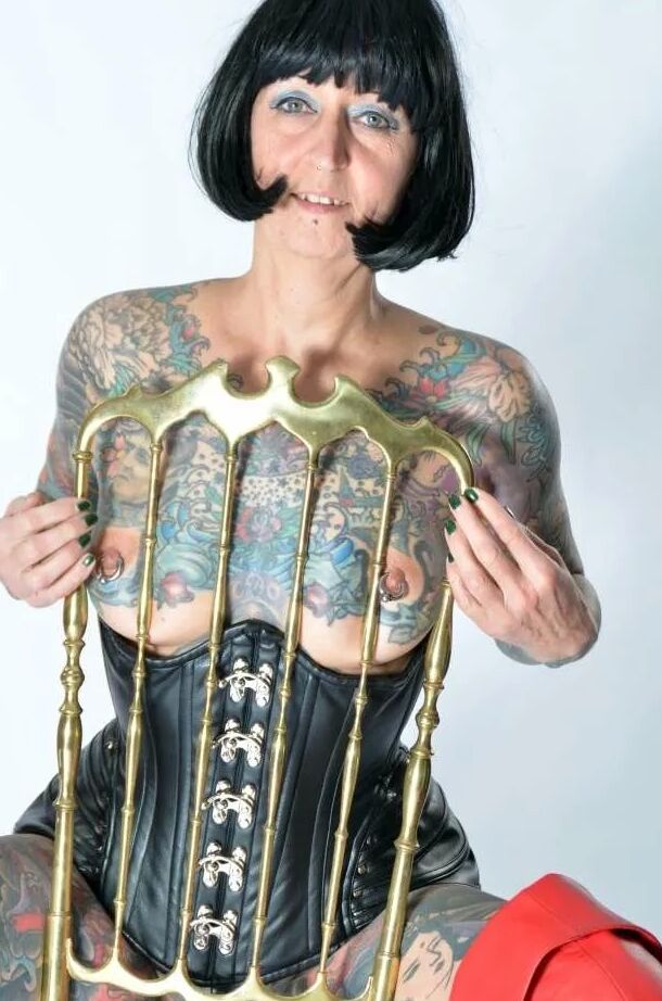 Photo shoot with full body tattooed MILF Cleo - 2