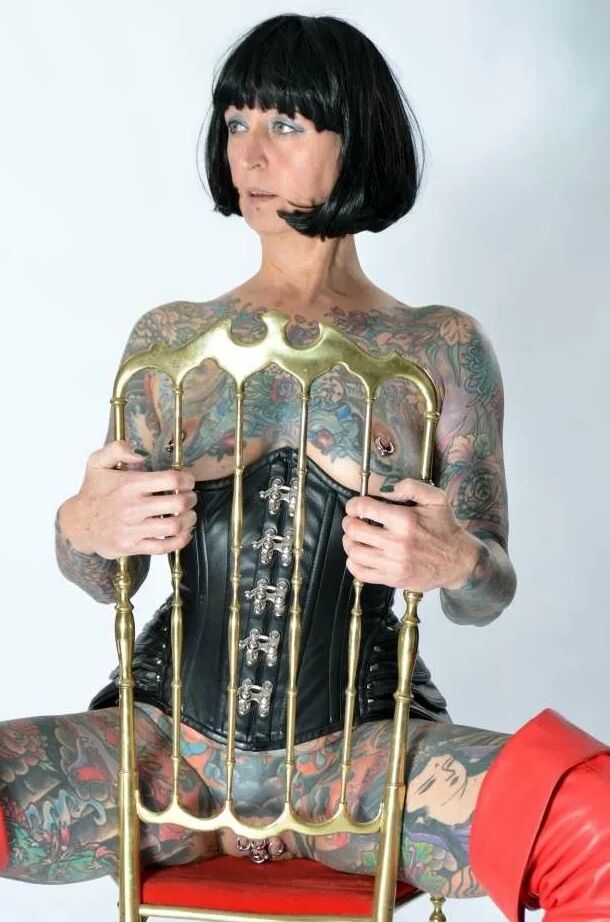 Photo shoot with full body tattooed MILF Cleo - 2