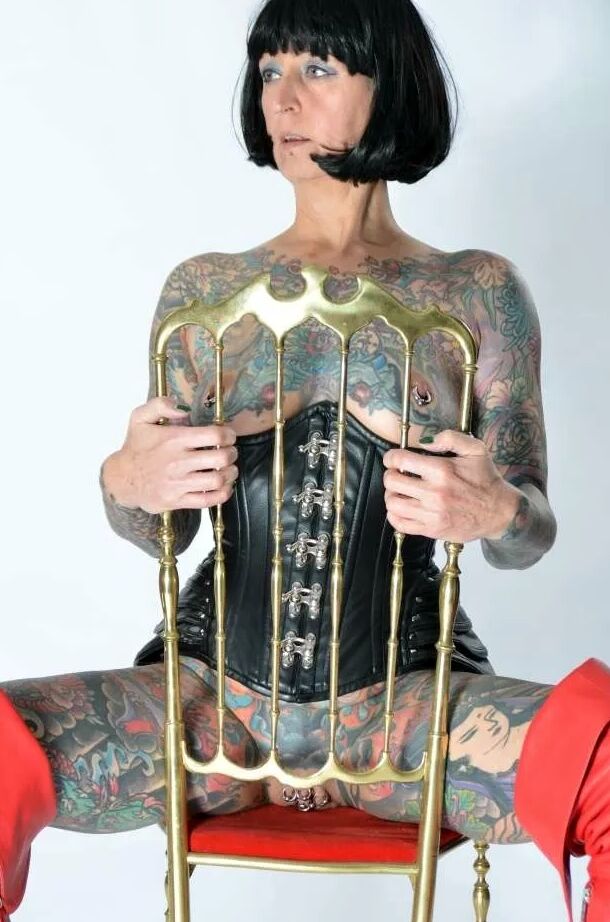 Photo shoot with full body tattooed MILF Cleo - 2