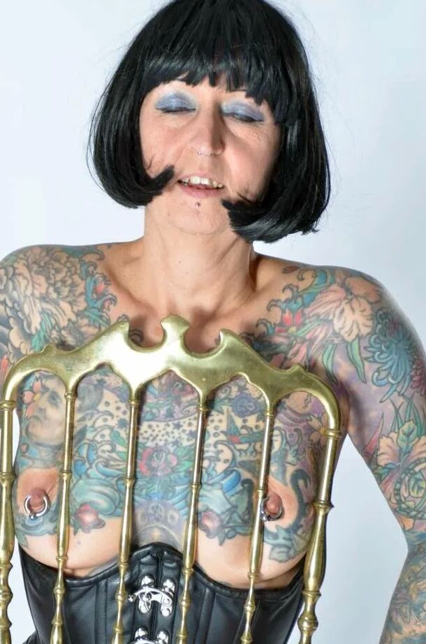 Photo shoot with full body tattooed MILF Cleo - 2