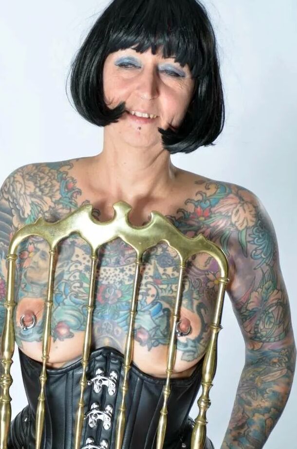 Photo shoot with full body tattooed MILF Cleo - 2