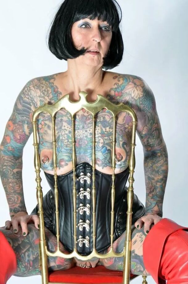 Photo shoot with full body tattooed MILF Cleo - 2