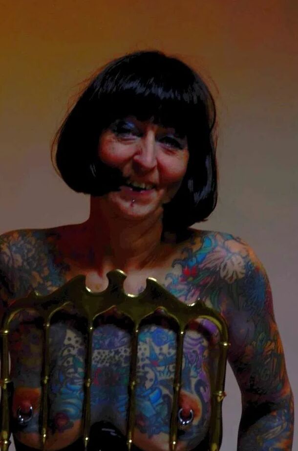Photo shoot with full body tattooed MILF Cleo - 2
