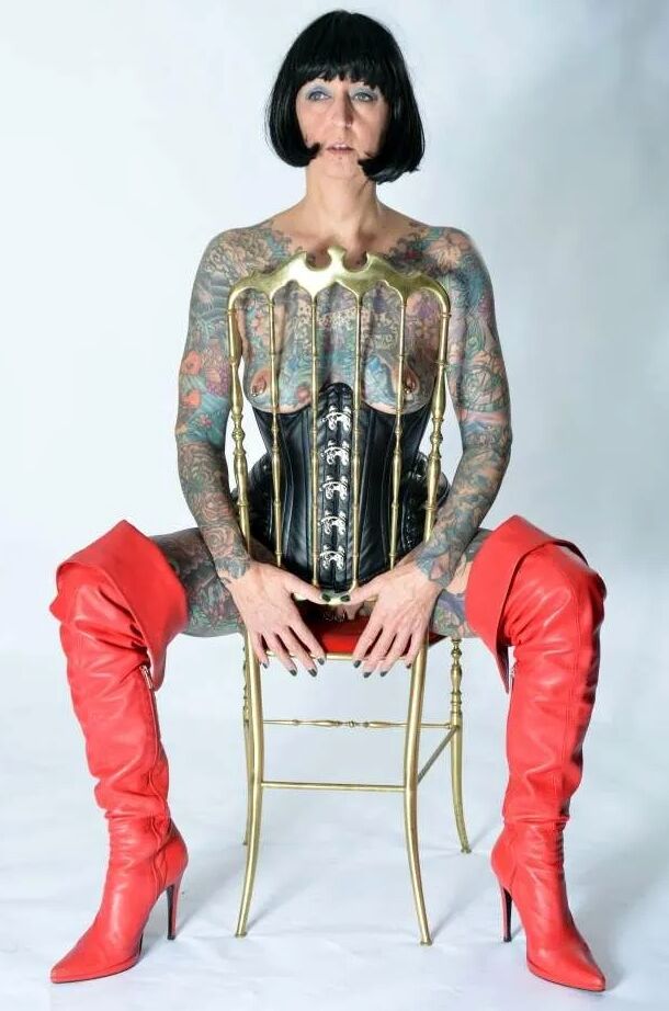 Photo shoot with full body tattooed MILF Cleo - 2