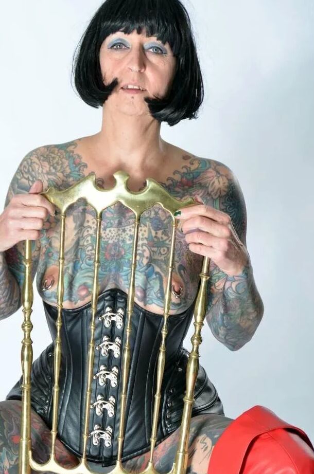 Photo shoot with full body tattooed MILF Cleo - 2