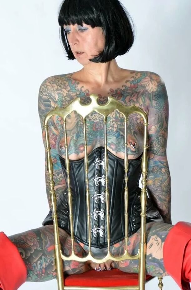 Photo shoot with full body tattooed MILF Cleo - 2