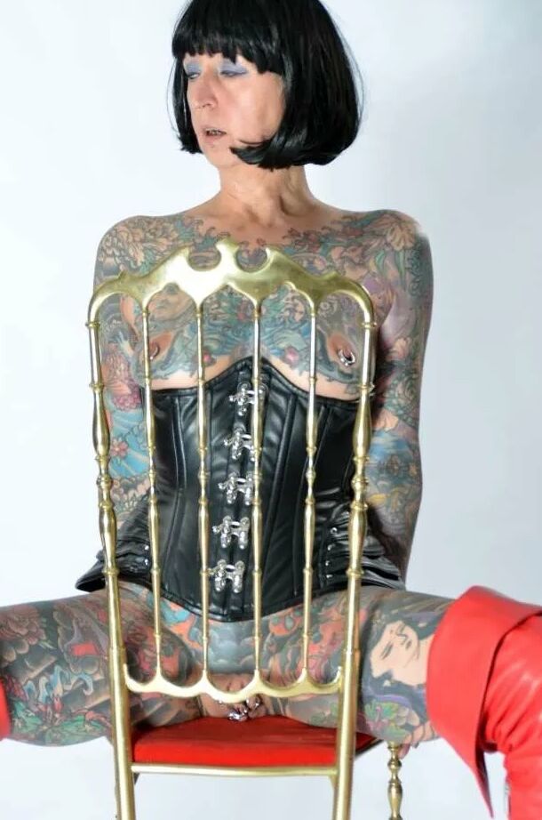 Photo shoot with full body tattooed MILF Cleo - 2