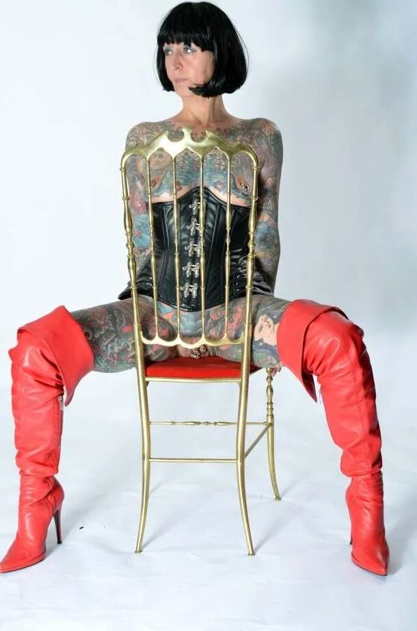 Photo shoot with full body tattooed MILF Cleo - 2
