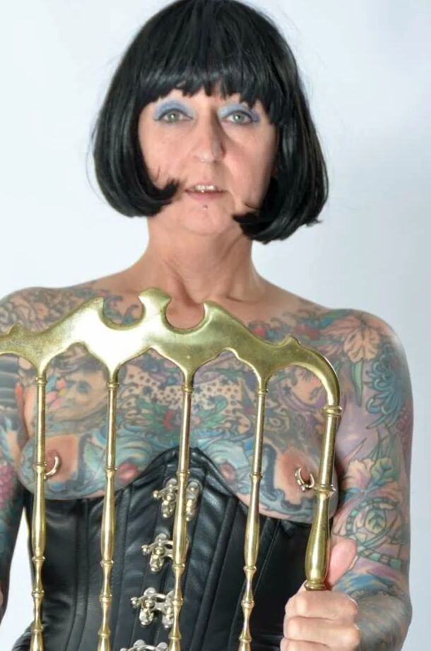 Photo shoot with full body tattooed MILF Cleo - 2