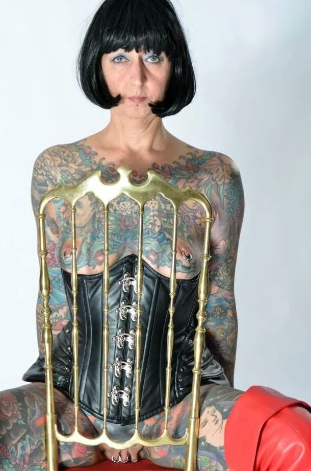 Photo shoot with full body tattooed MILF Cleo - 2