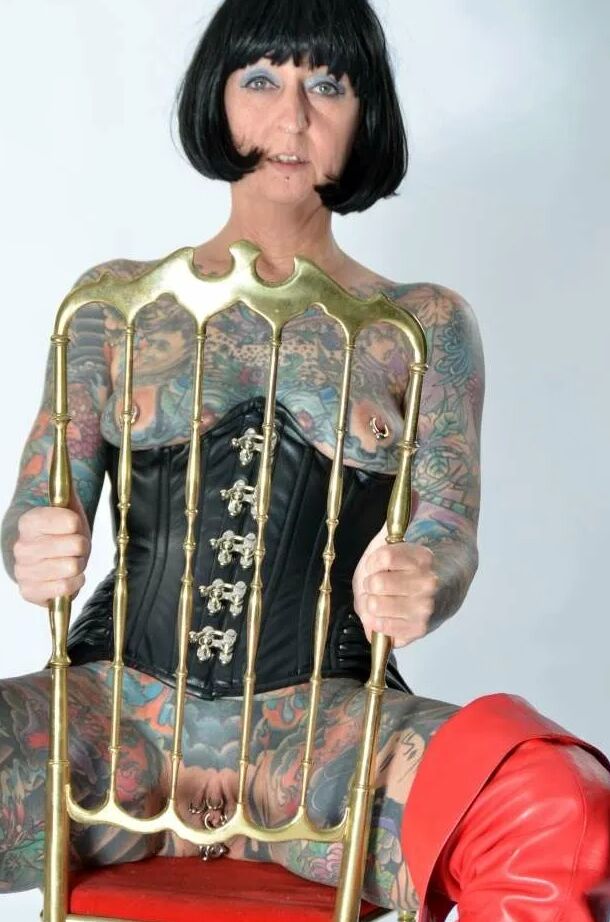 Photo shoot with full body tattooed MILF Cleo - 2