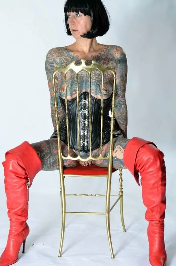 Photo shoot with full body tattooed MILF Cleo - 2