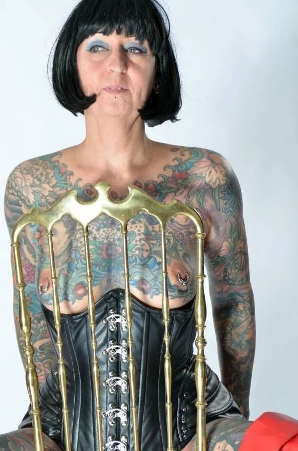 Photo shoot with full body tattooed MILF Cleo - 2