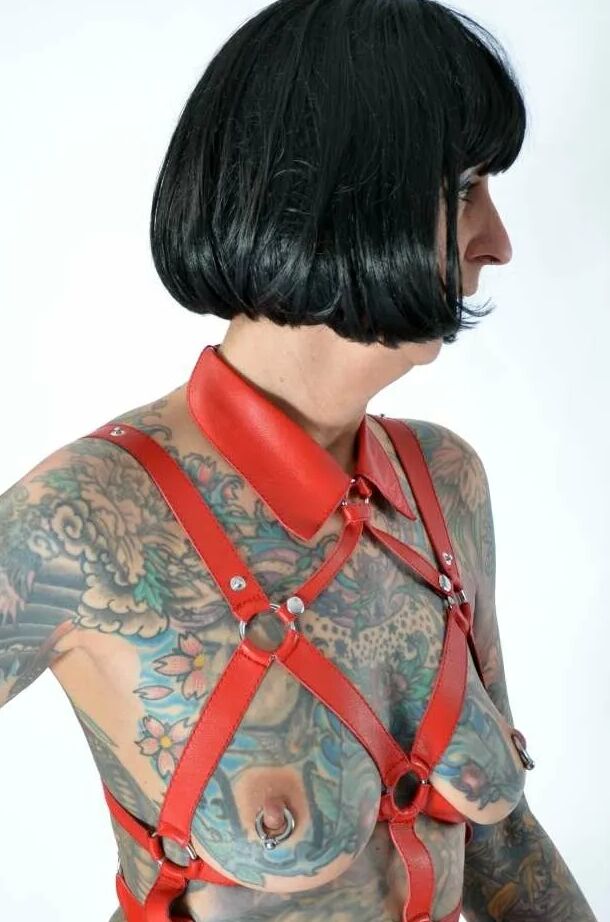 Photo shoot with full body tattooed MILF Cleo