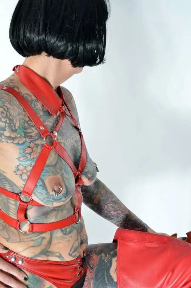 Photo shoot with full body tattooed MILF Cleo