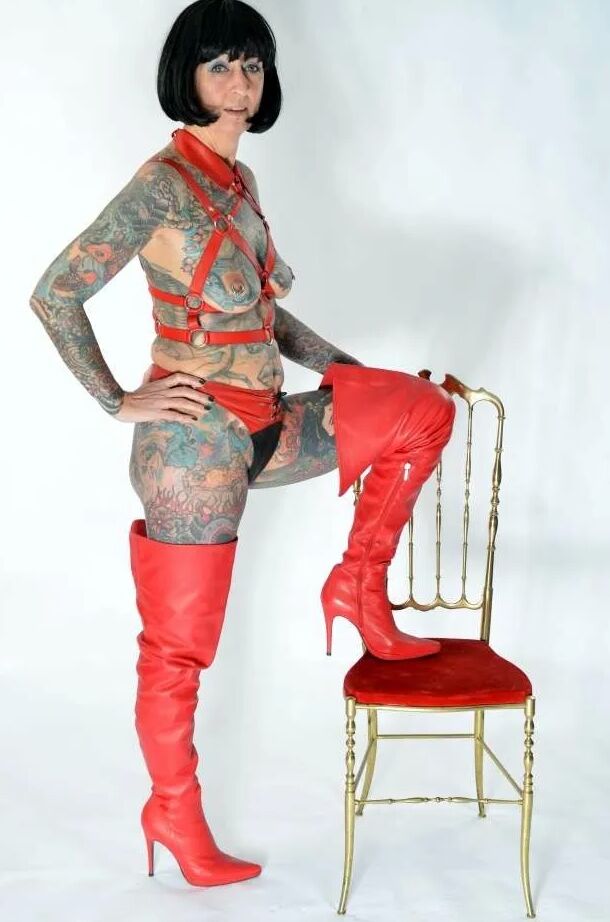 Photo shoot with full body tattooed MILF Cleo