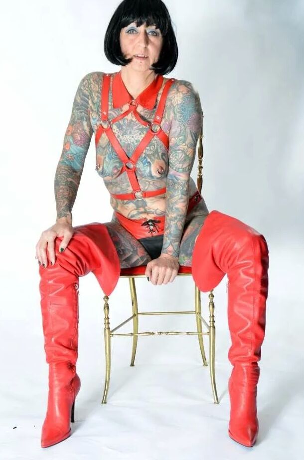 Photo shoot with full body tattooed MILF Cleo