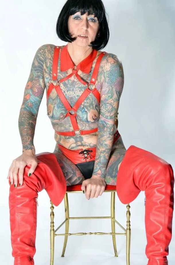 Photo shoot with full body tattooed MILF Cleo