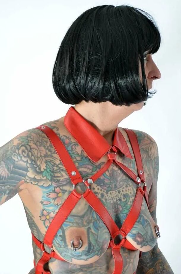 Photo shoot with full body tattooed MILF Cleo