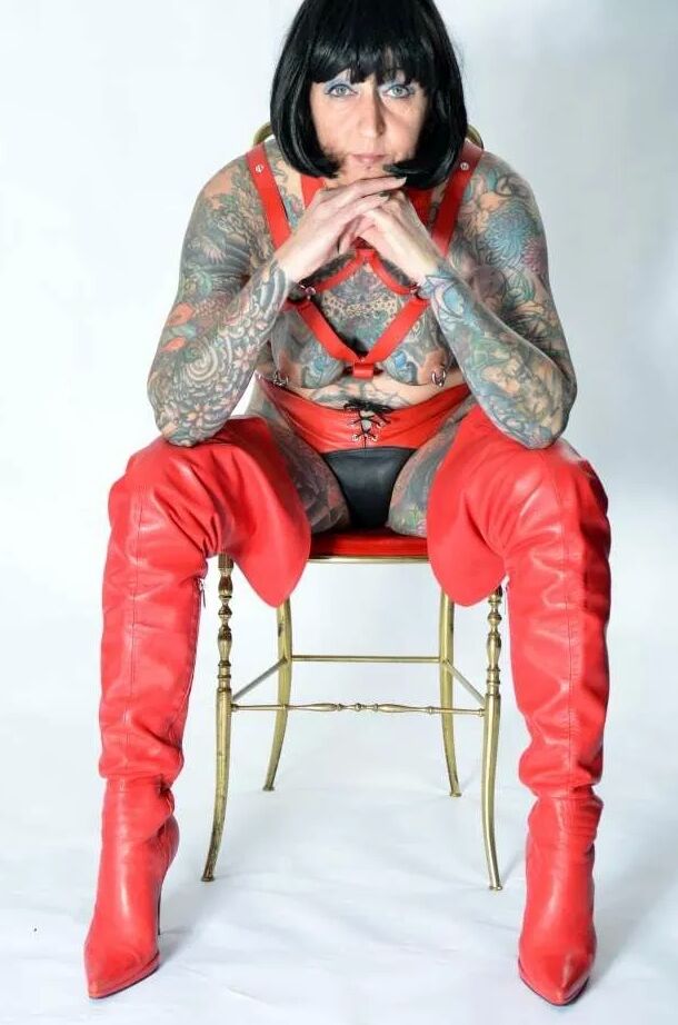 Photo shoot with full body tattooed MILF Cleo