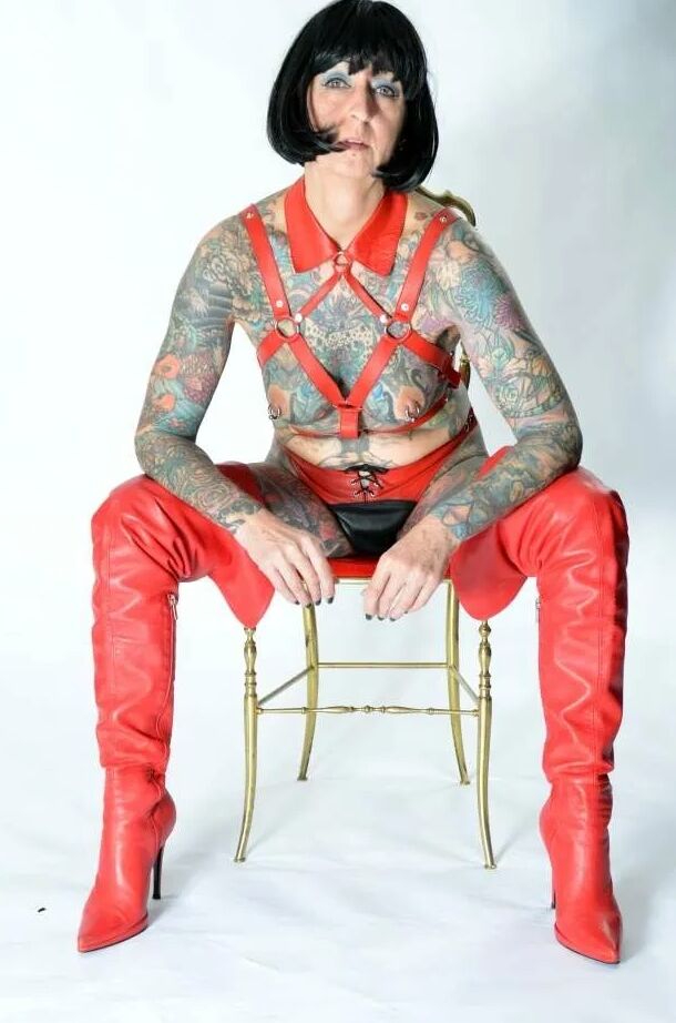 Photo shoot with full body tattooed MILF Cleo